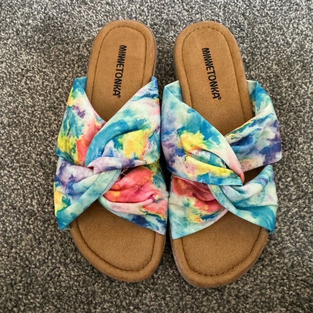 NWOT Women’s Minnetonka multi colored sarong slip on sandals Size 6W